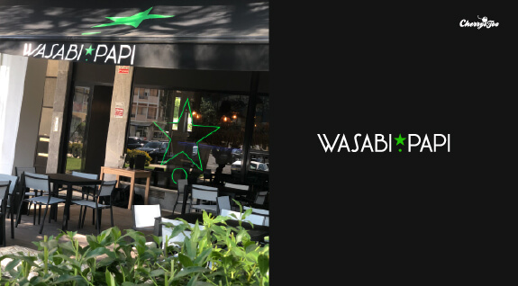 Esplanada do restaurante Wasabi Papi e o logótipo branco com a estrela verde sobre preto